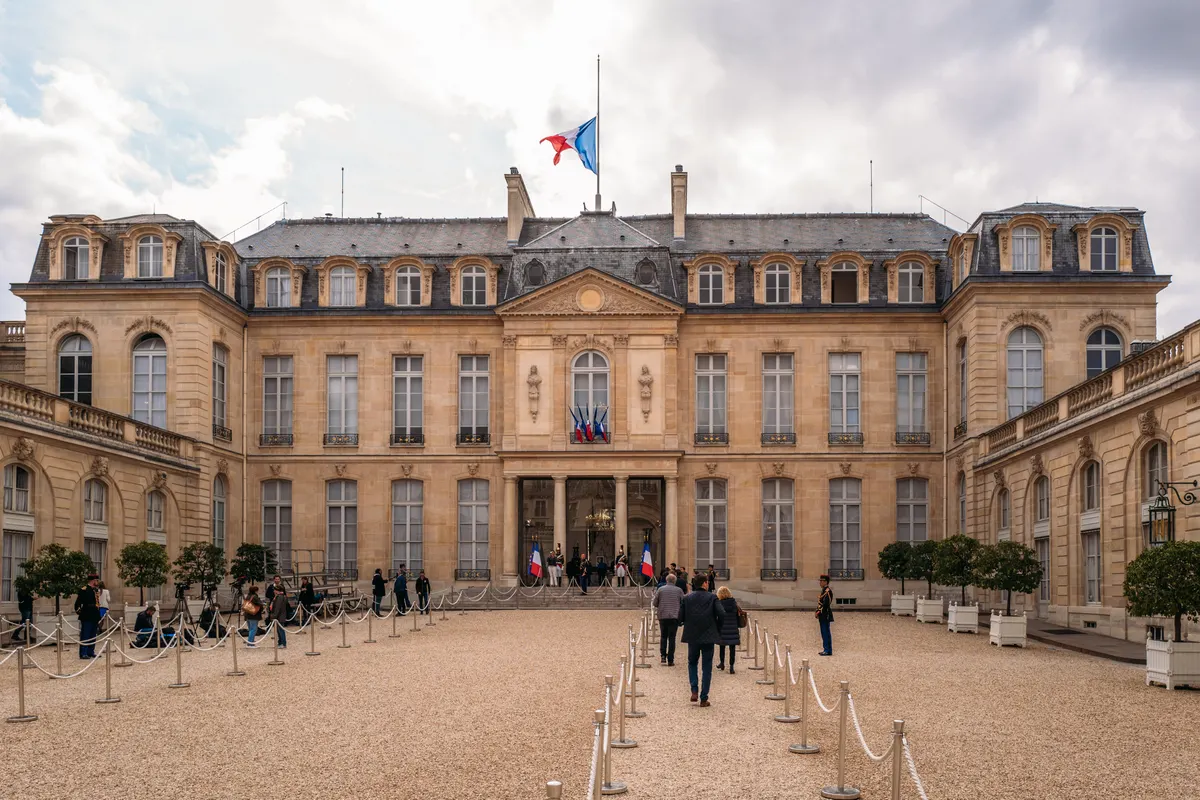 La cour d'honneur et la façade du palais de l'Élysée, vues de face