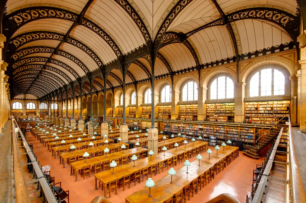La salle de lecture de la bibliothèque Sainte-Geneviève, Paris