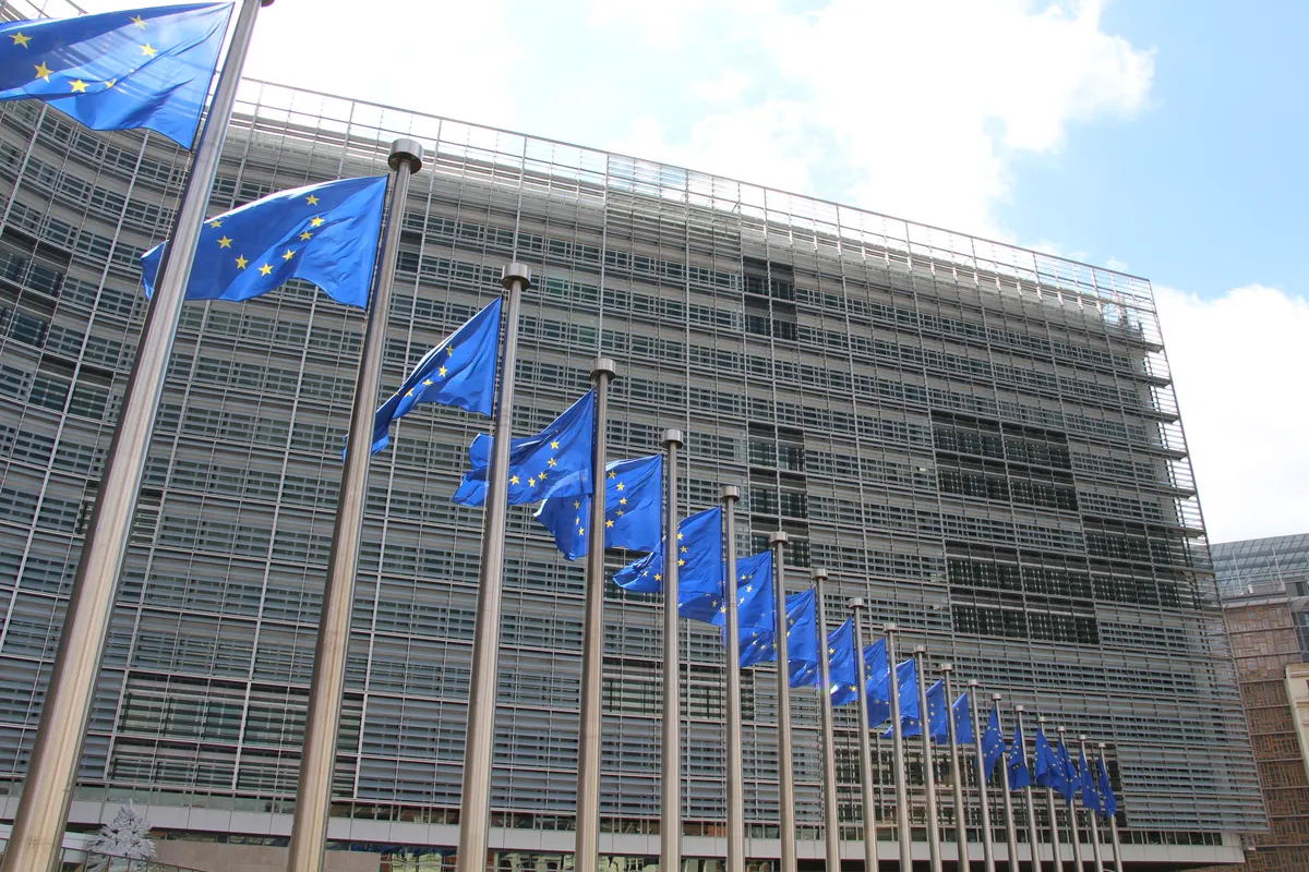 L'alignement des drapeaux européens devant le bâtiment Berlaymont, Bruxelles