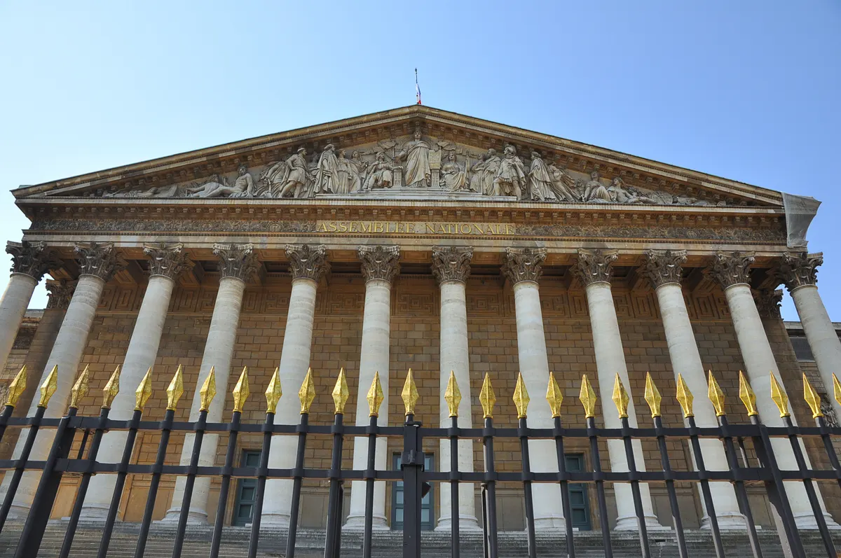 La colonnade et le fronton du Palais Bourbon, siège de l'Assemblée nationale, à Paris