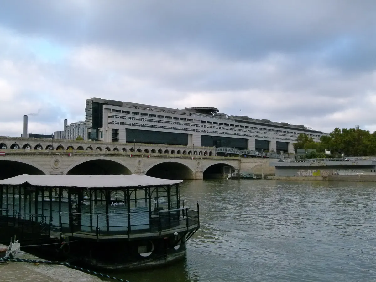 Le ministère de l'Économie et des Finances à Bercy, enjambant la Seine
