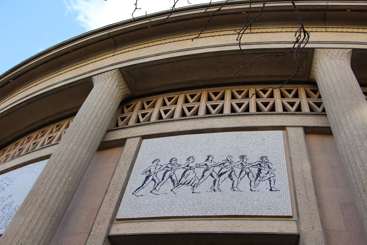 Mosaïque de figures en marche sur la rotonde du palais d'Iéna, siège du Conseil économique, social et environnemental