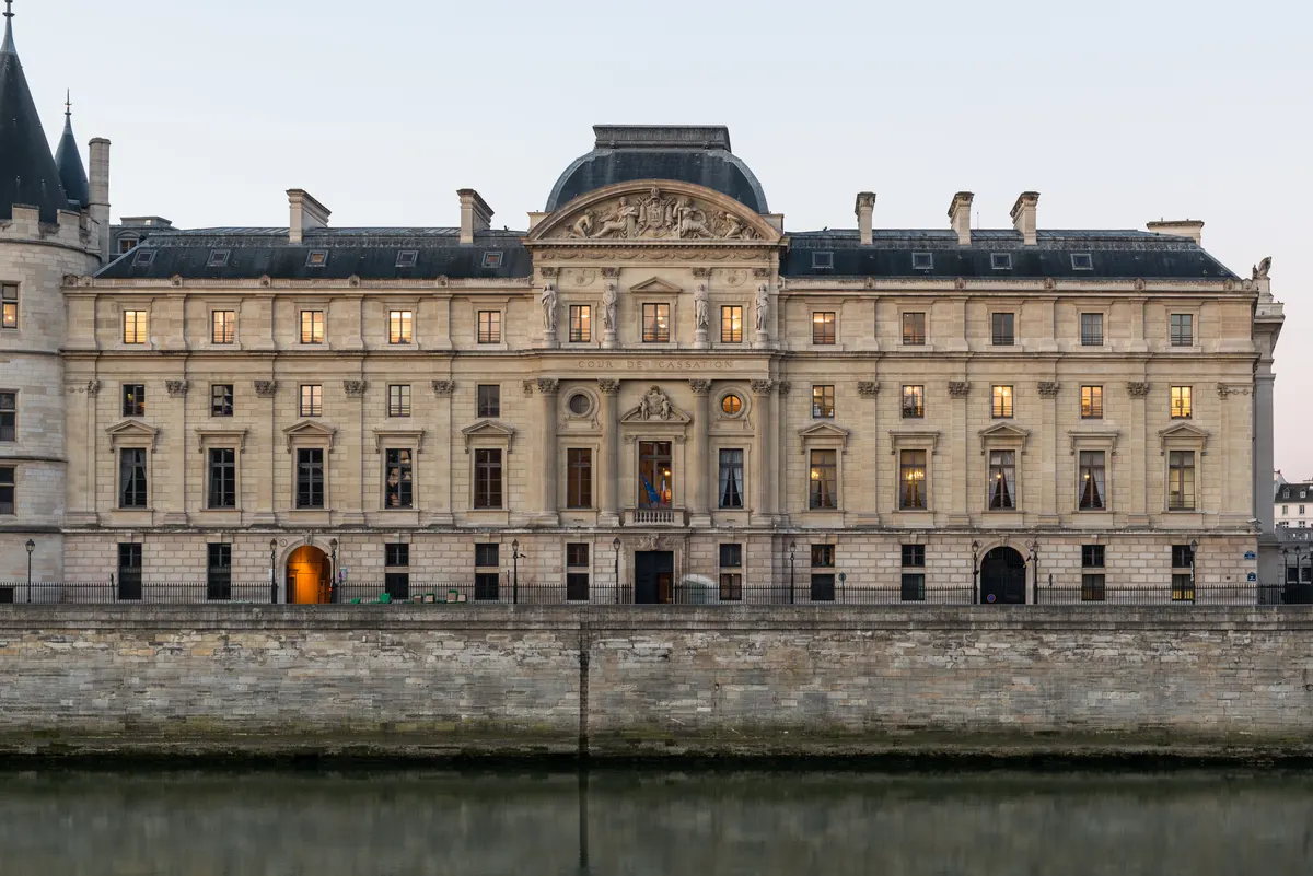 La façade de la Cour de cassation sur le quai de l'Horloge, Paris
