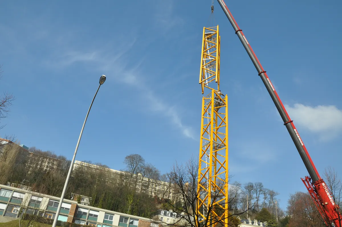 Assemblage d'une grue de chantier au Havre, sous un ciel dégagé